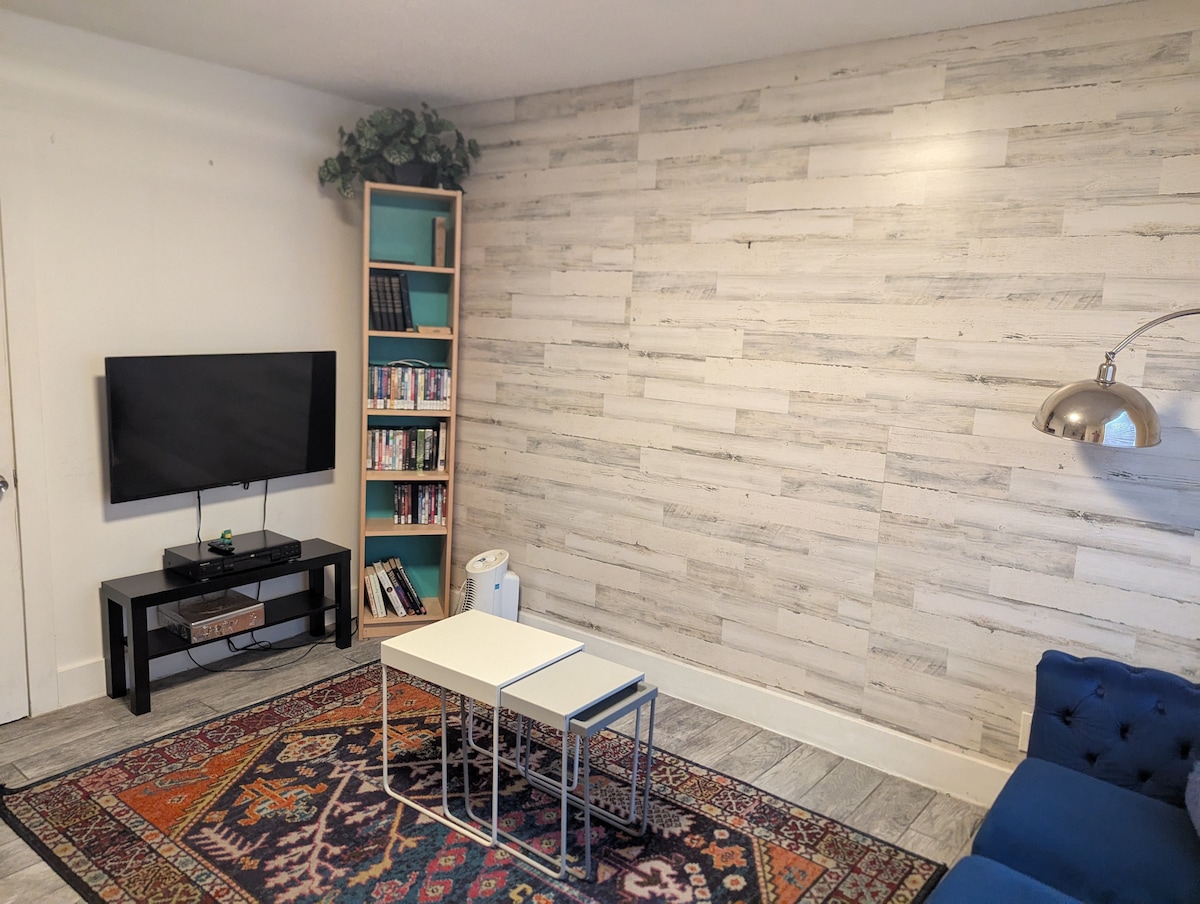 Apt #12 - 2BR/1BA Apartment photo 2