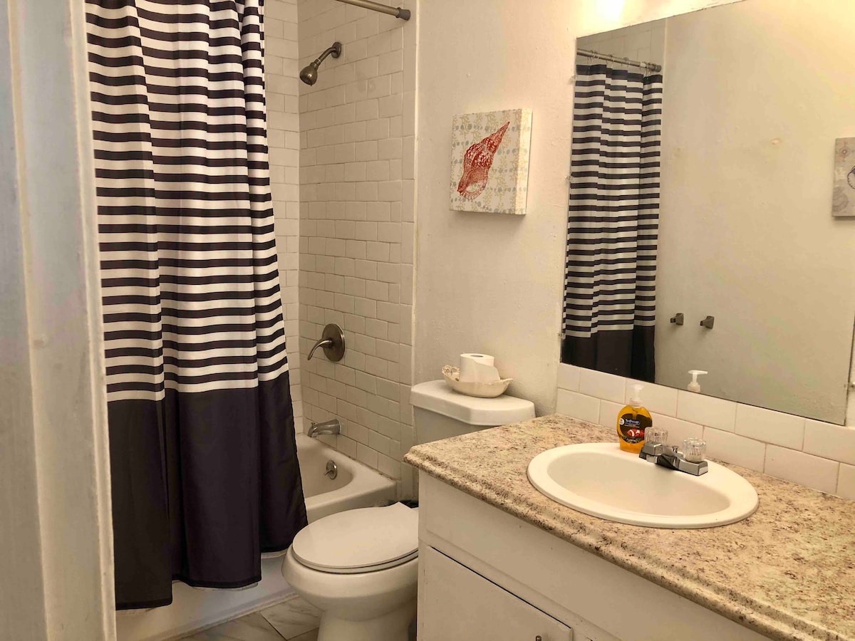 Apt#17 2 bedroom 1 bath. photo 2
