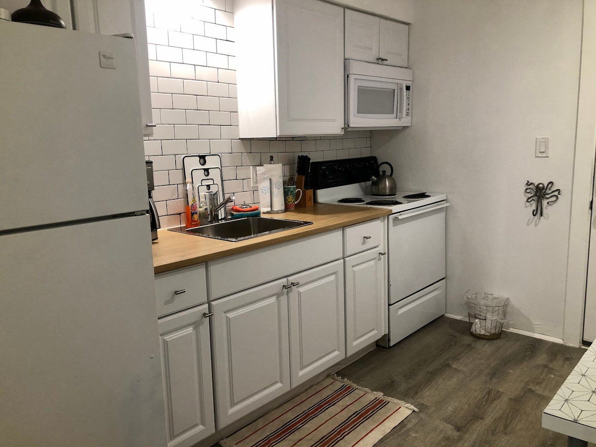 Apt#19A Private Eastside Studio. photo 8