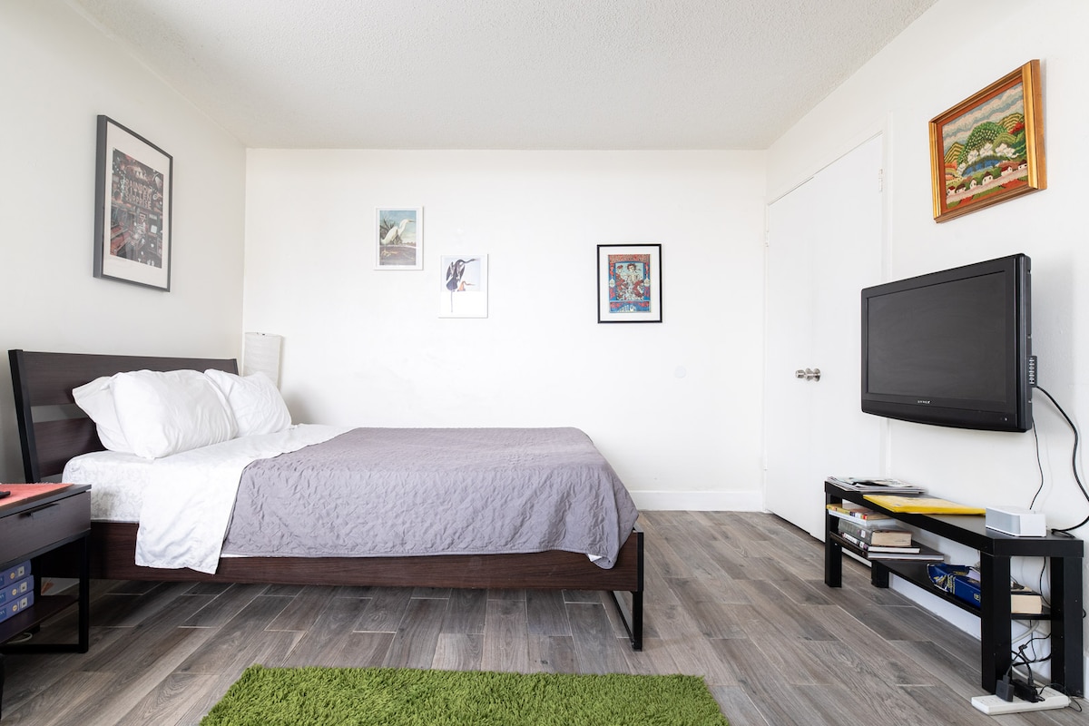 Apt #3Modest, private, cozy. photo 3