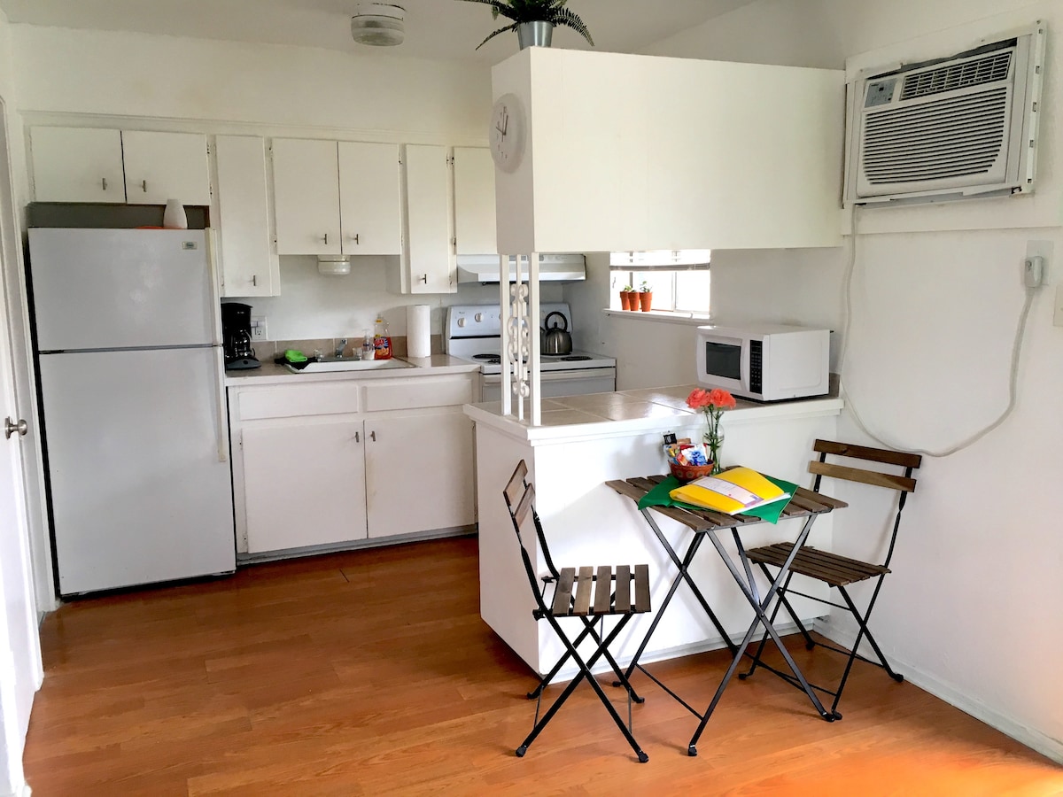 Apt # 5 Eastside studio w kitchen photo 3