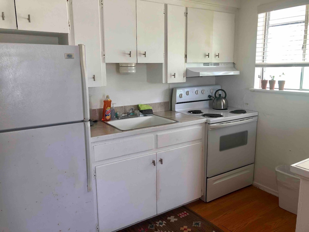 Apt # 5 Eastside studio w kitchen photo 4