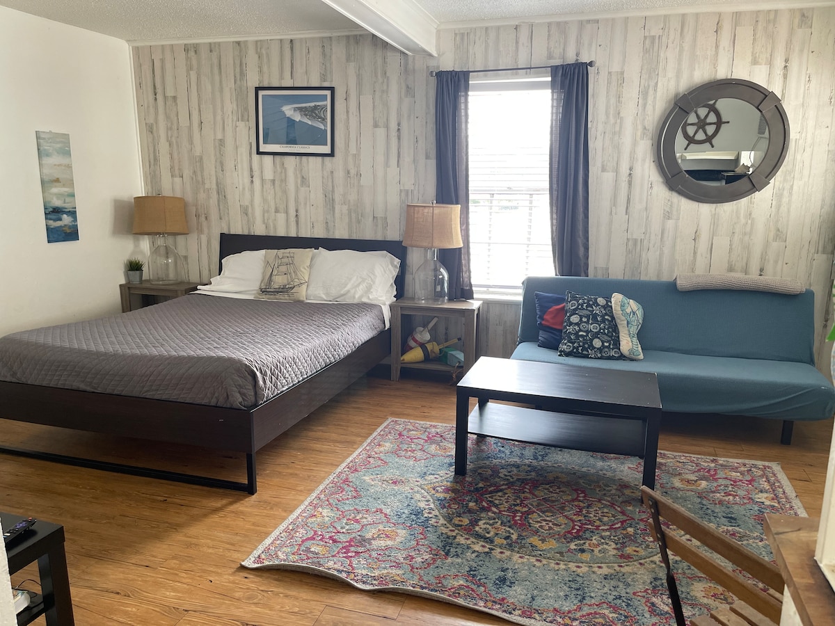 Apt#8 - Private Studio & full kitchen. photo 1