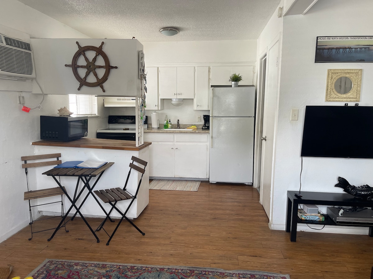 Apt#8 - Private Studio & full kitchen. photo 2