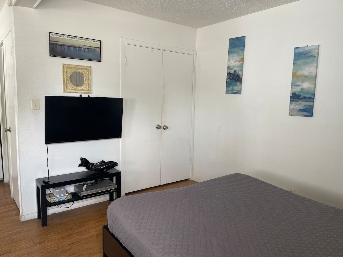 Apt#8 - Private Studio & full kitchen. photo 3