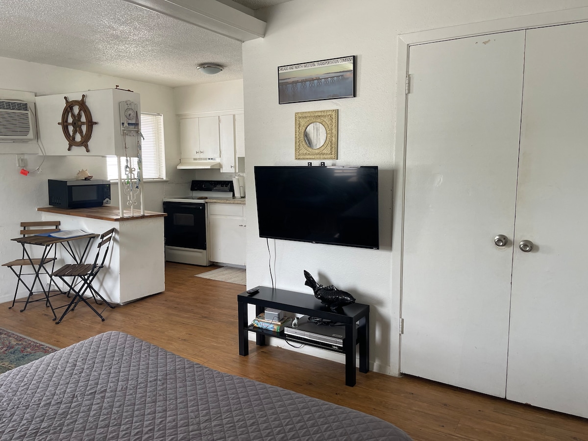 Apt#8 - Private Studio & full kitchen. photo 7
