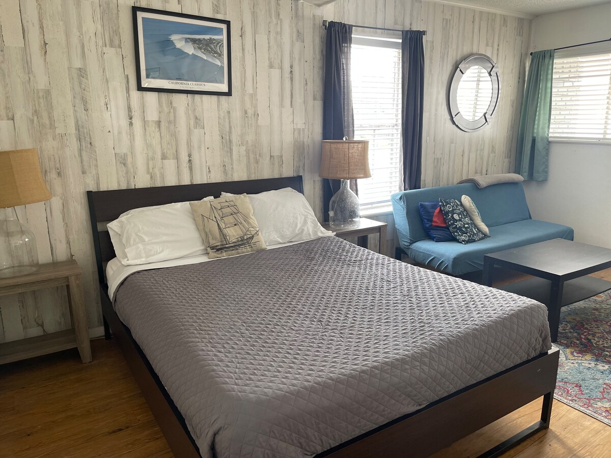 Apt#8 - Private Studio & full kitchen. photo 8