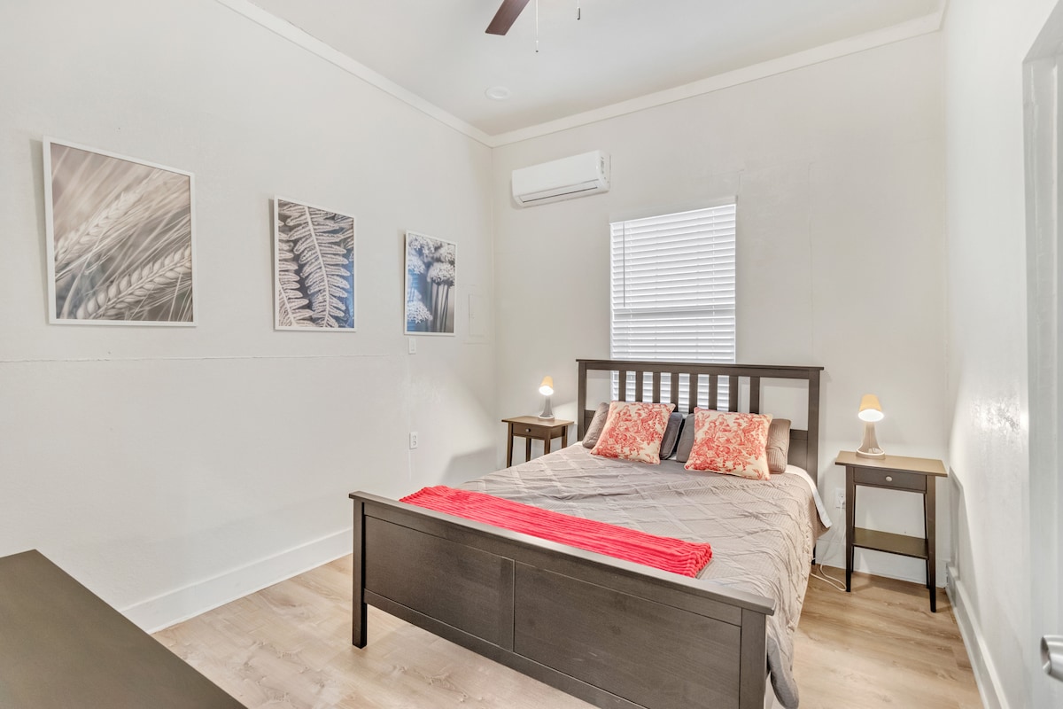 1Bedroom w/sofabed near Downtown, Free Parking,W/D photo 2