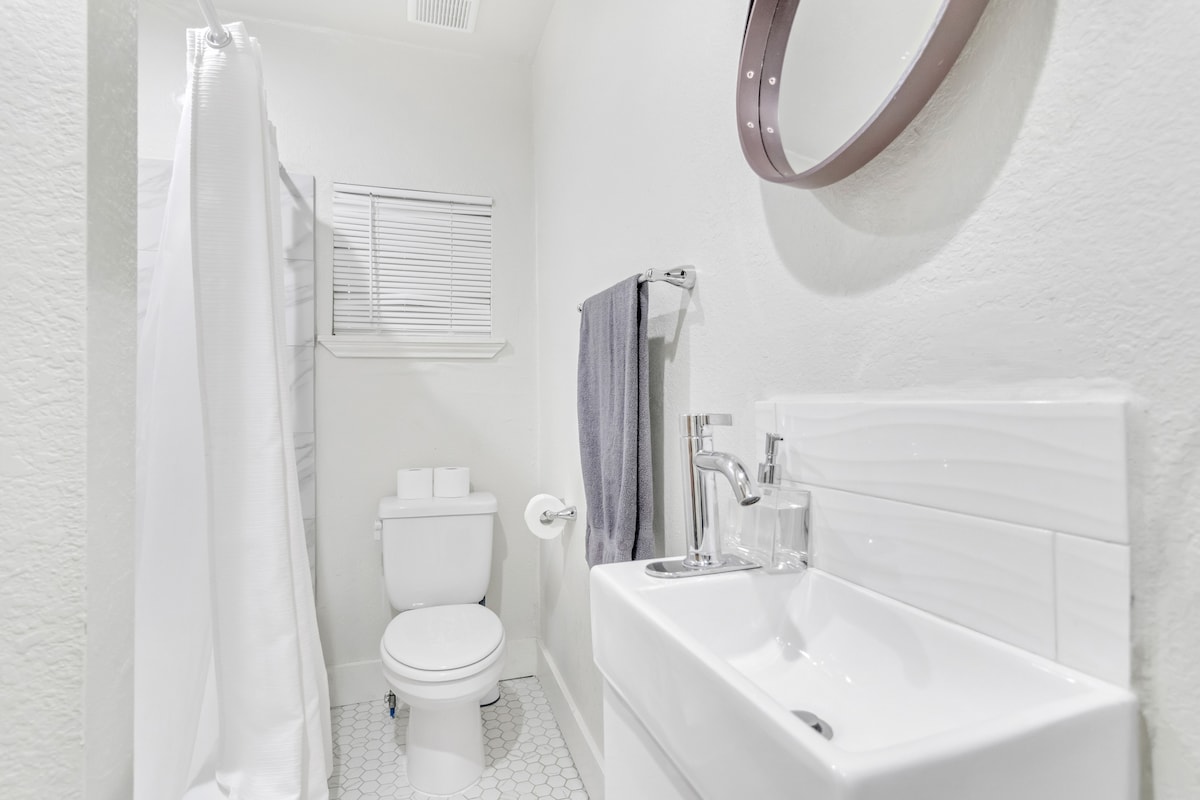 1Bedroom w/sofabed near Downtown, Free Parking,W/D photo 4