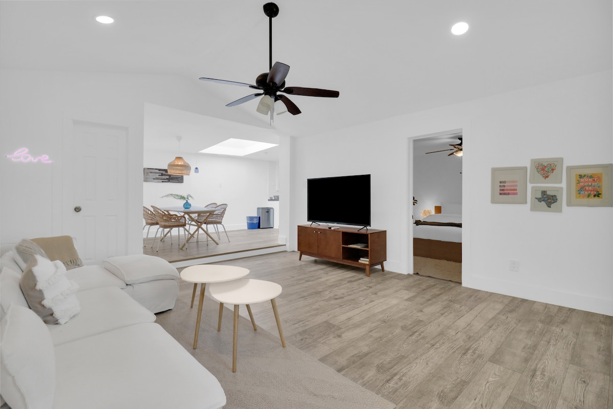 East Central Peaceful Spacious Apartment King bed photo 1