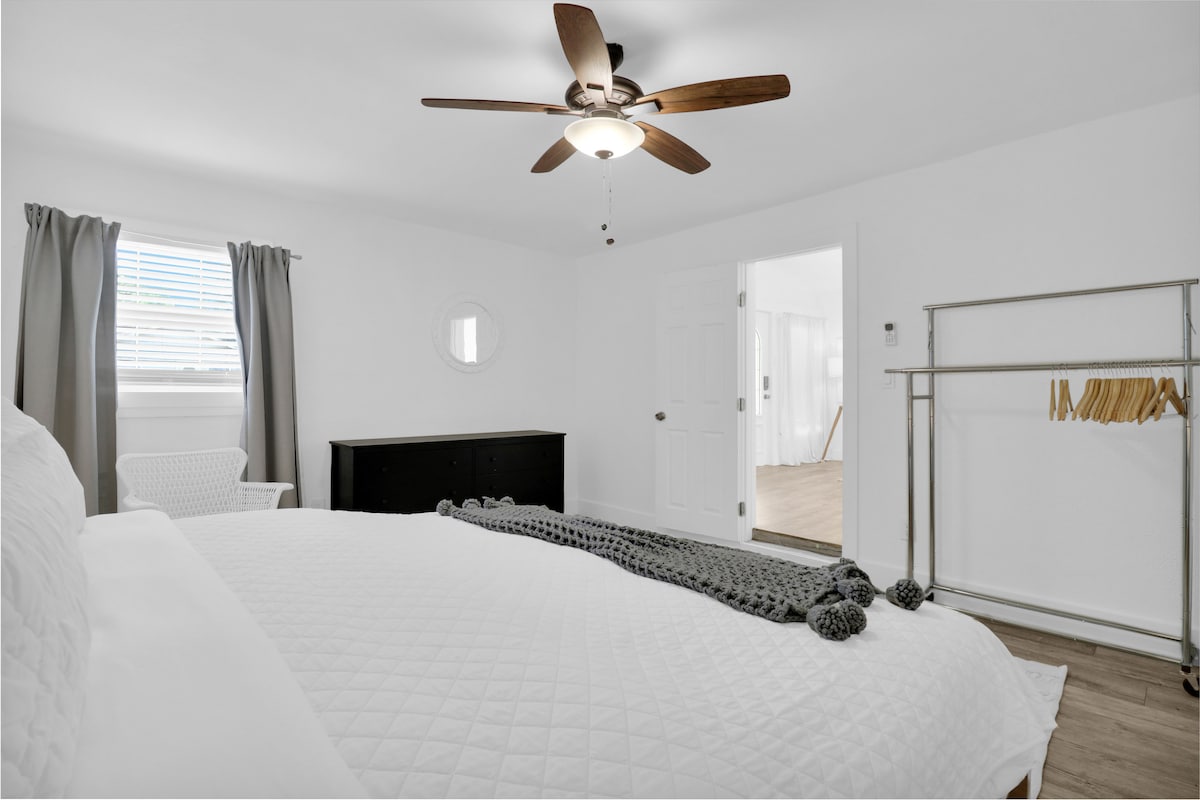East Central Peaceful Spacious Apartment King bed photo 4