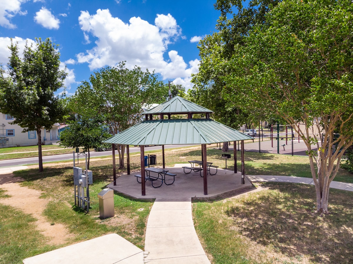 Facing Collins Garden Park | 1st Floor Access photo 7