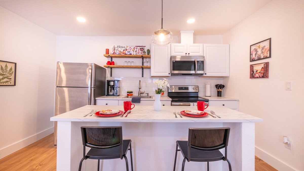 Updated! Studio w/ Free Parking + No Pets | Clean photo 8