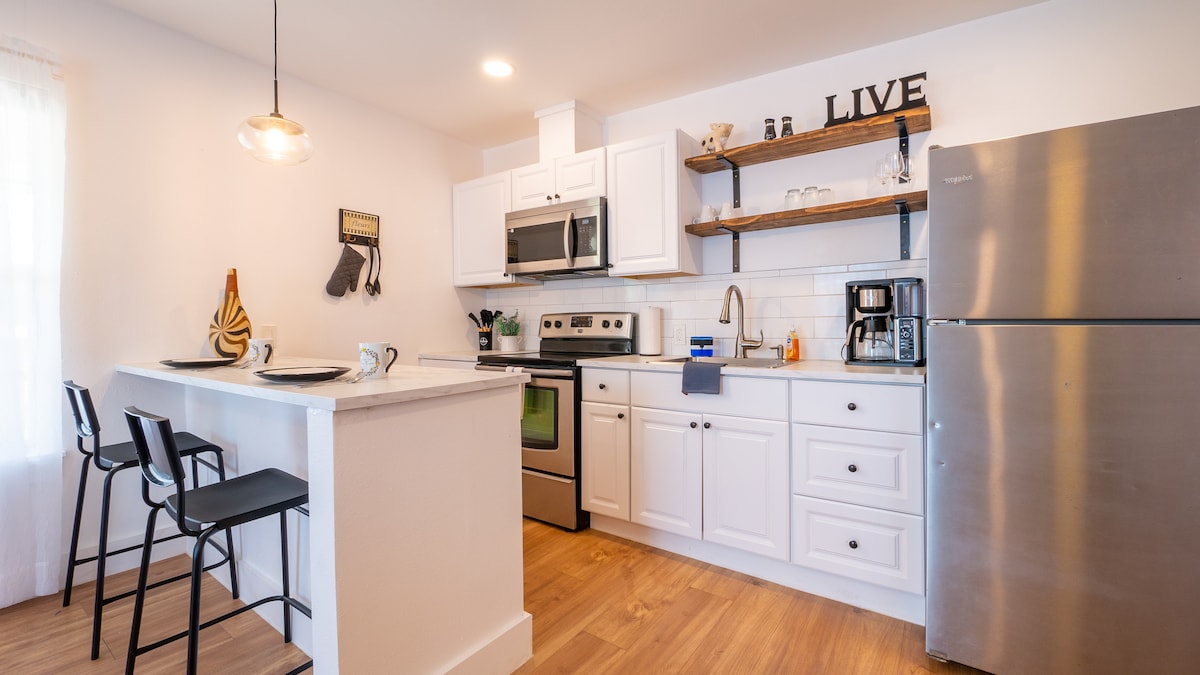 Pet-Free Studio Rental on 2nd Floor w/ Parking photo 2