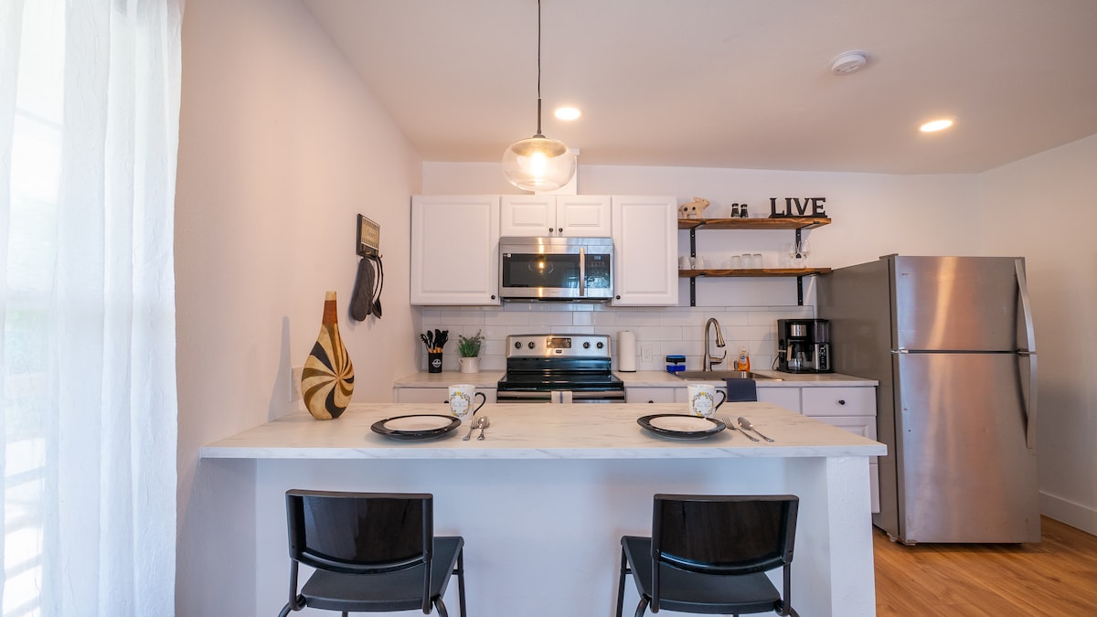 Pet-Free Studio Rental on 2nd Floor w/ Parking photo 3