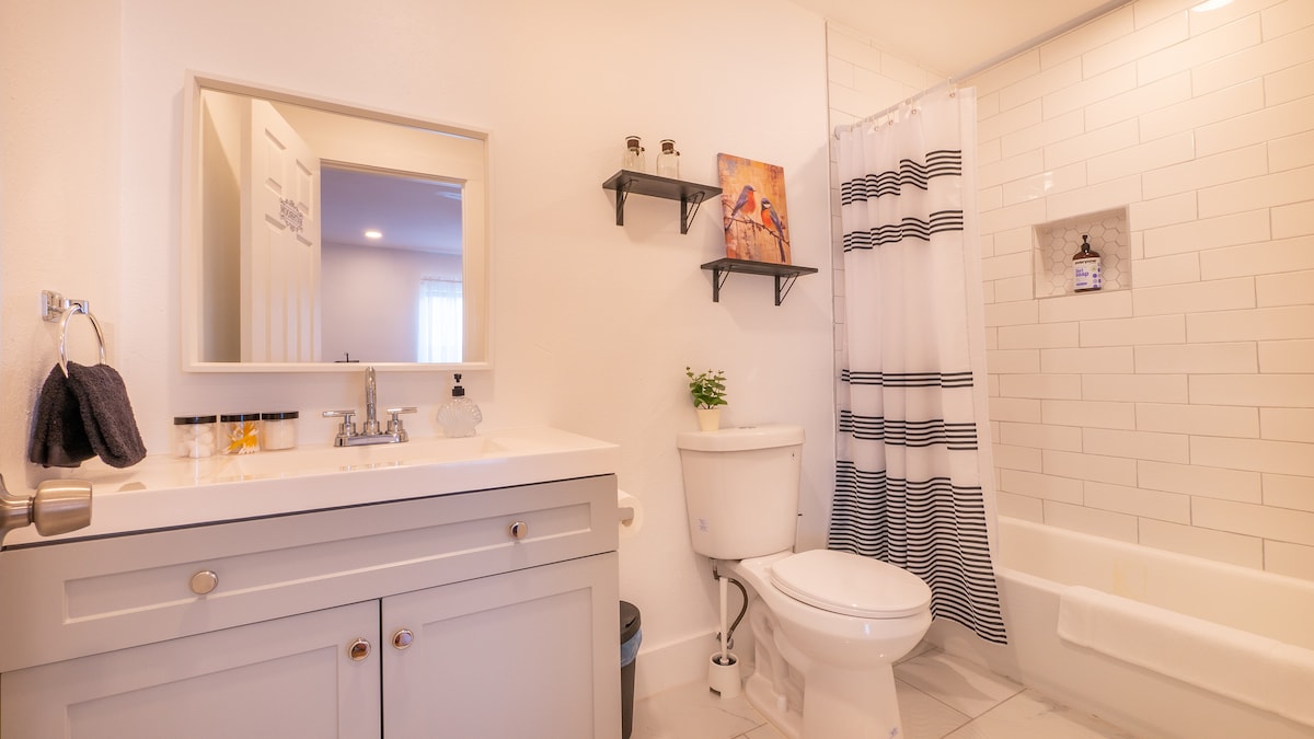Pet-Free Studio Rental on 2nd Floor w/ Parking photo 4