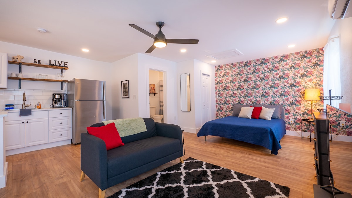 Pet-Free Studio Rental on 2nd Floor w/ Parking photo 6